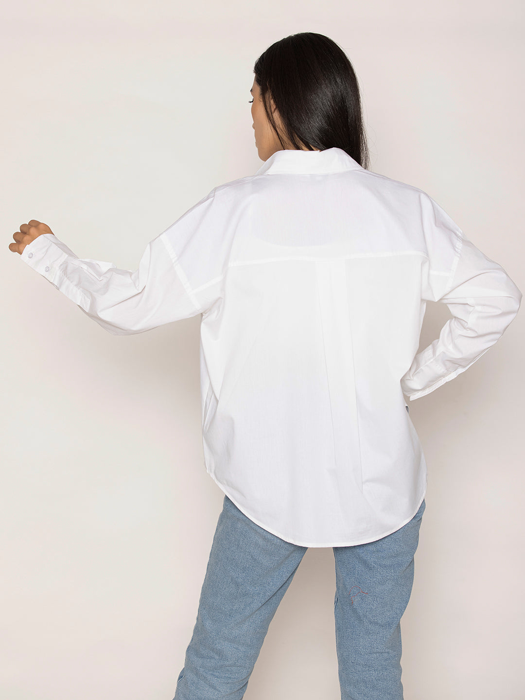 Curved hemline on oversized white poplin shirt