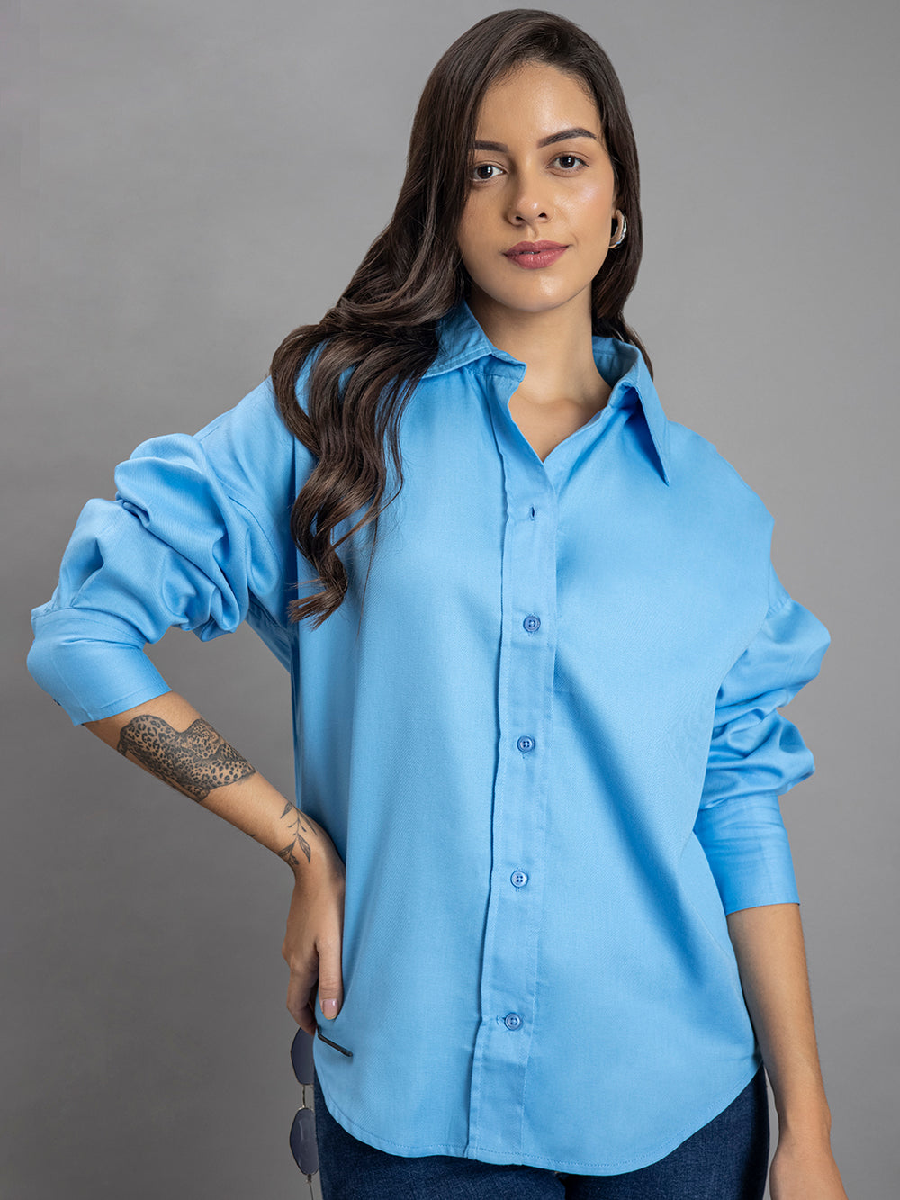 Side view of sky blue twill cotton shirt on model