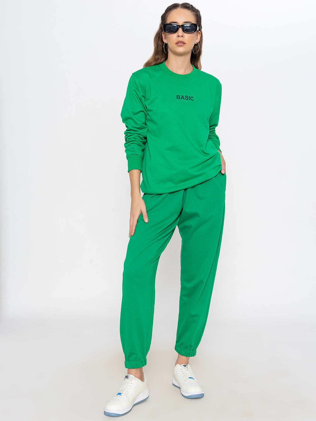 Green sweatshirt with ribbed cuffs - close-up