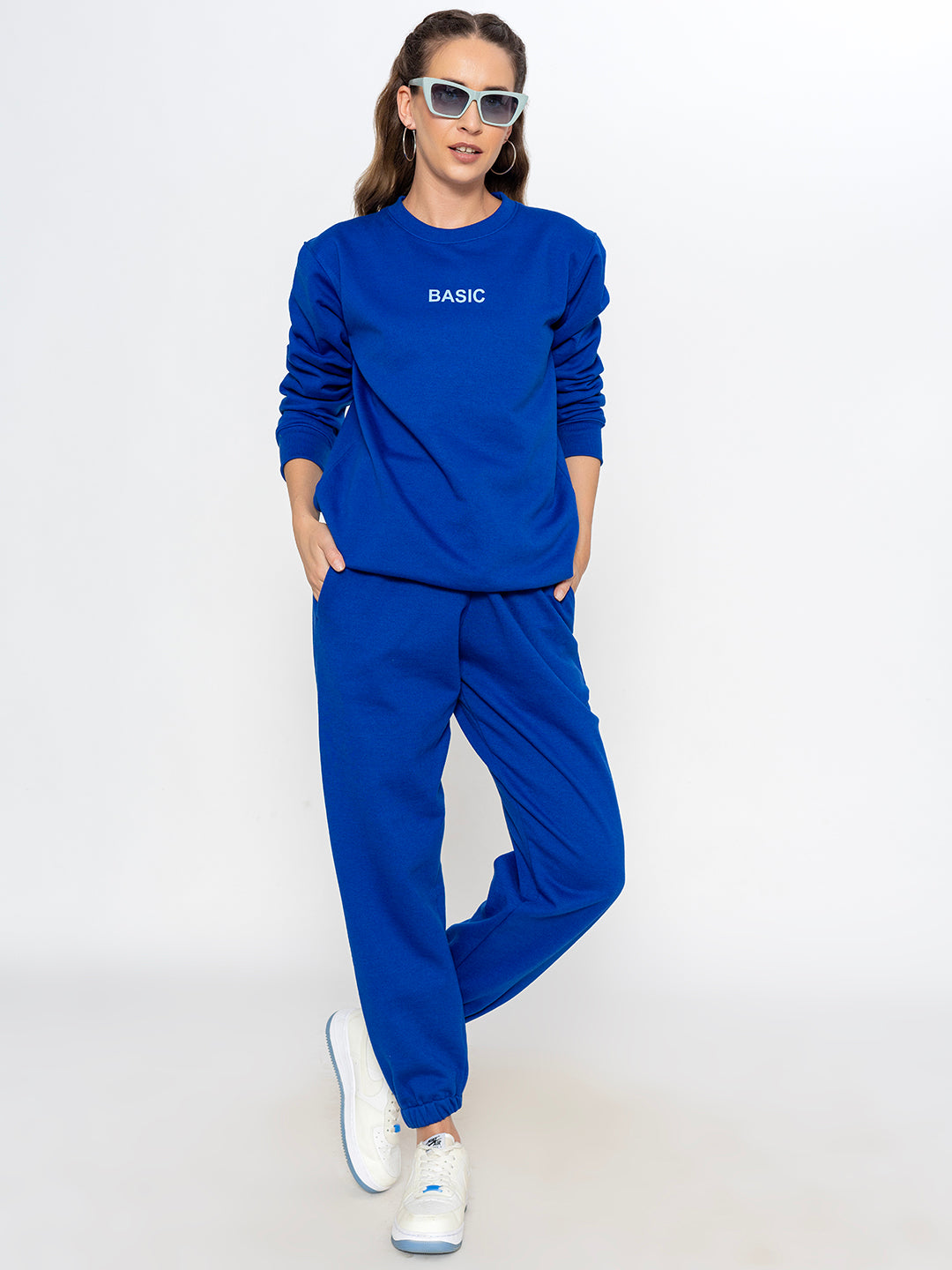 Blue sweatshirt with ribbed cuffs - close-up