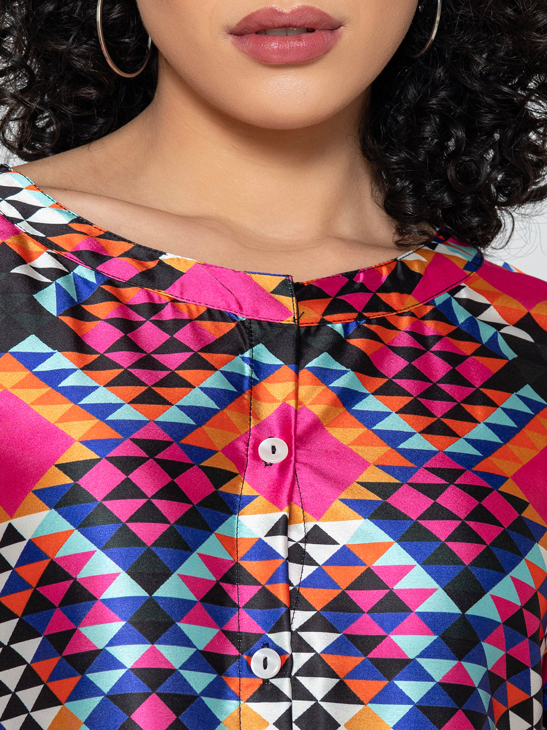 Spread collar detail on multicolor satin kurta