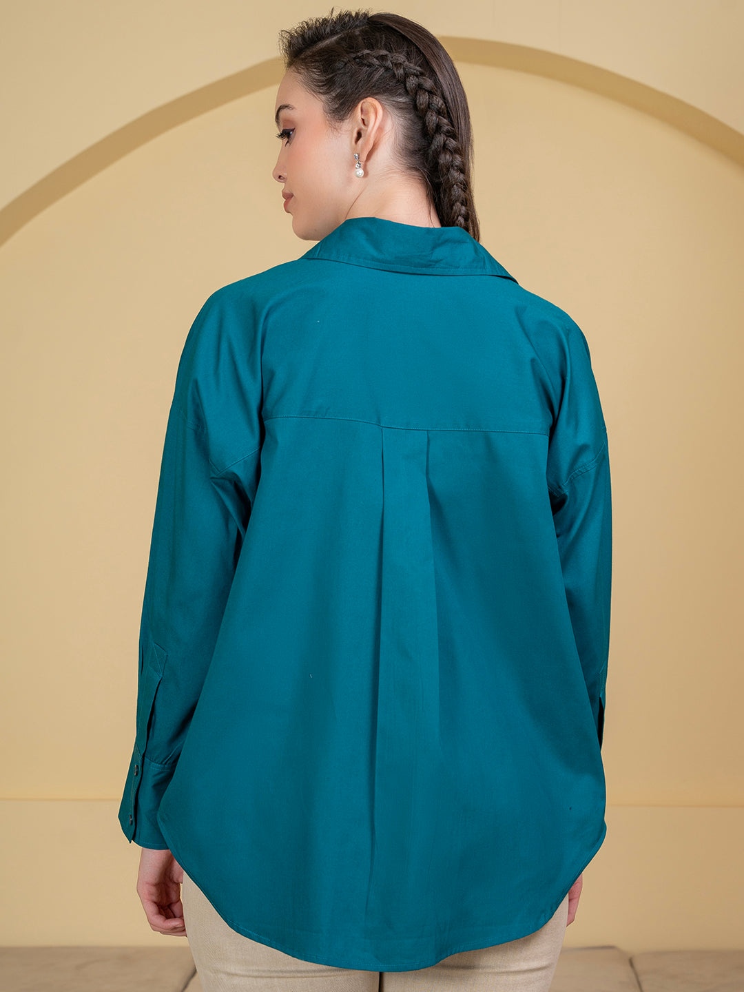 Turquoise poplin shirt with spread collar - close-up