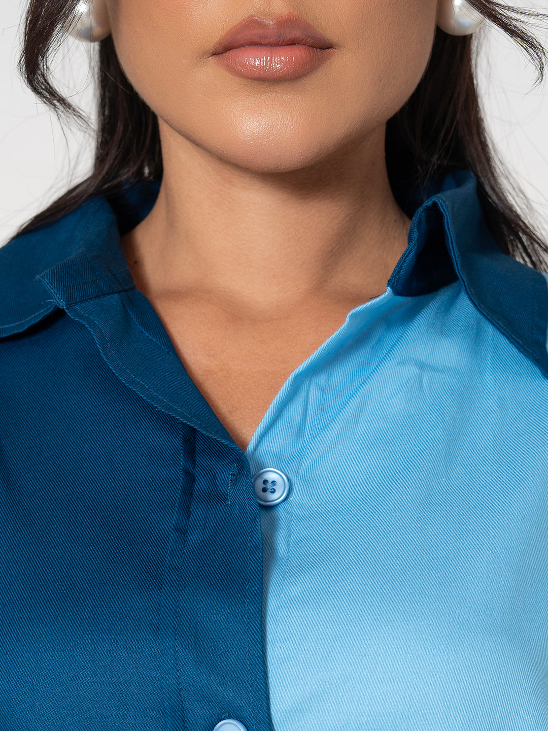 Spread collar detail on cotton oversized shirt