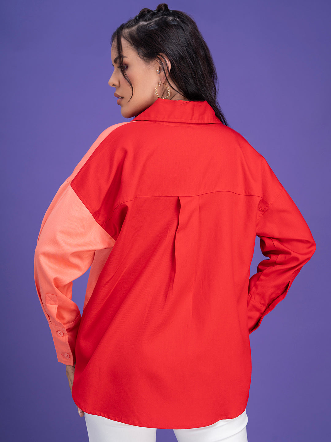 Spread collar detail on cotton oversized shirt