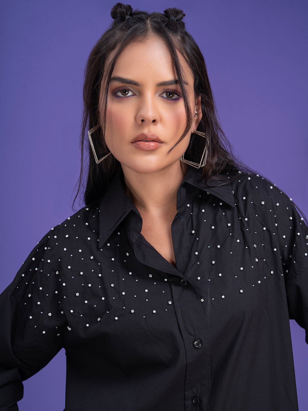 Close-up of poplin weave on the black shirt