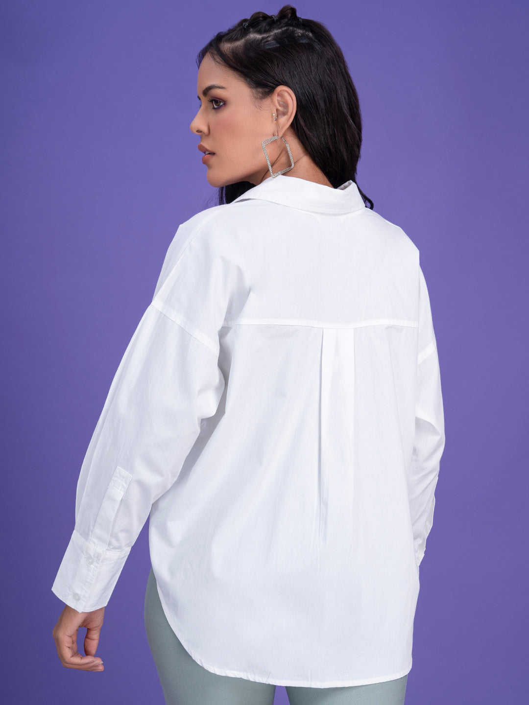 Spread collar detail on white cotton shirt